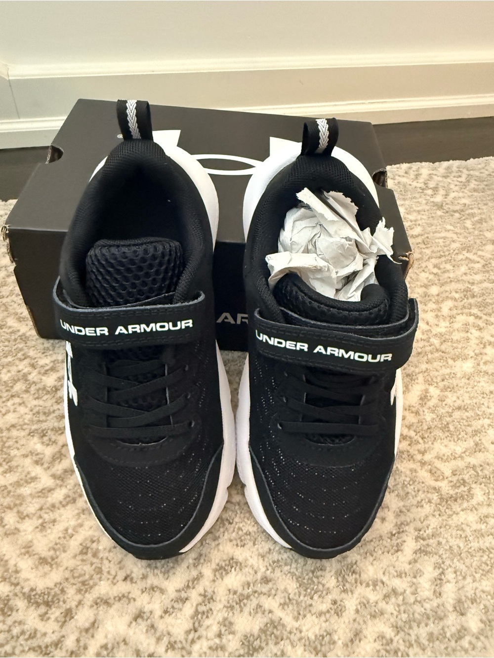 NWT Under Armour Boys' Assert 10 Wide AC Running Shoes - Black/White - Picture 3 of 4